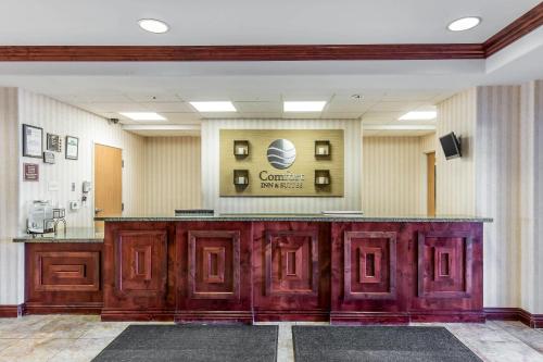 a bar in the lobby of a hospital at Comfort Inn & Suites Rock Springs-Green River in Rock Springs
