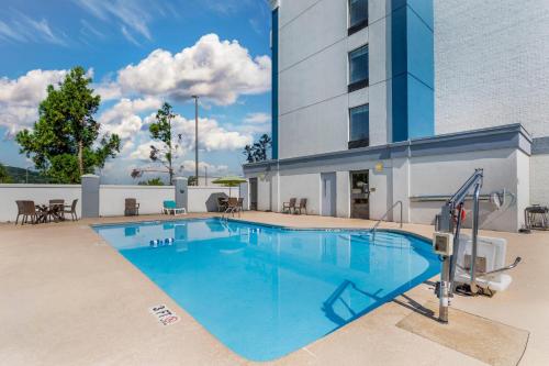 a swimming pool with blue water in front of a building at Comfort Inn Oak Ridge - Knoxville in Oak Ridge