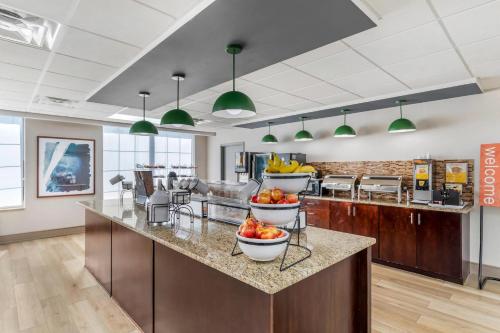 a kitchen with a counter with bowls of fruit on it at Comfort Inn Oak Ridge - Knoxville in Oak Ridge
