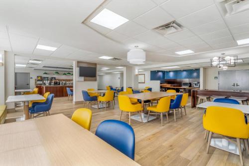 a classroom with tables and chairs and yellow chairs at Comfort Inn Oak Ridge - Knoxville in Oak Ridge