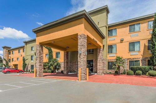 a building with a parking lot in front of it at Comfort Inn Dallas Park Central in Dallas