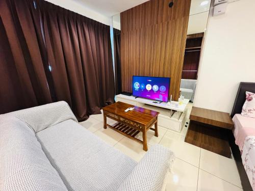 Hejmo Suitesにあるテレビまたはエンターテインメントセンター
