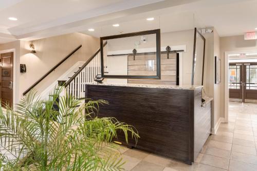 una escalera en una casa con vestíbulo en The Port Inn and Cottages, an Ascend Collection Hotel, en Port Saint Joe