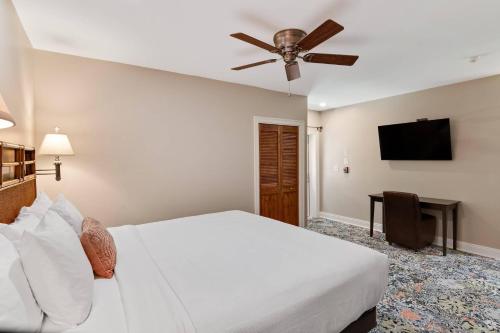 Cama o camas de una habitación en The Port Inn and Cottages, an Ascend Collection Hotel