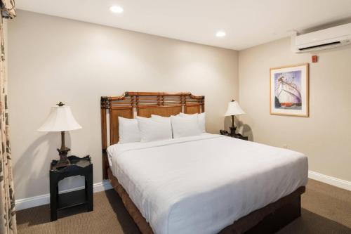 Cama o camas de una habitación en The Port Inn and Cottages, an Ascend Collection Hotel