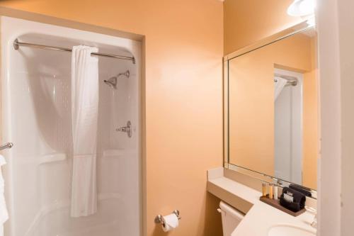 Un baño de The Port Inn and Cottages, an Ascend Collection Hotel