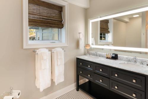 Un baño de The Port Inn and Cottages, an Ascend Collection Hotel