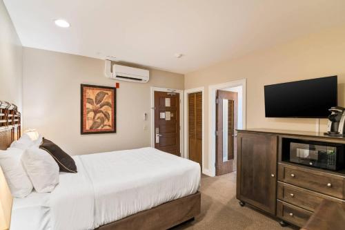 Una televisión o centro de entretenimiento en The Port Inn and Cottages, an Ascend Collection Hotel