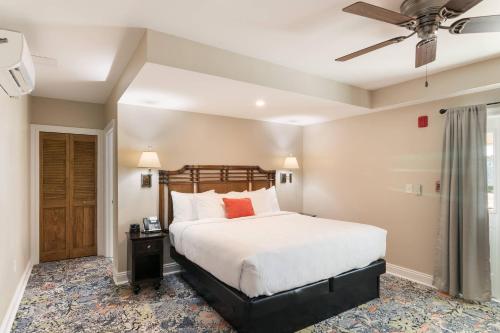 Cama o camas de una habitación en The Port Inn and Cottages, an Ascend Collection Hotel