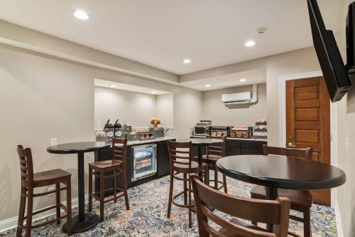 un bar con mesas y sillas en una habitación en The Port Inn and Cottages, an Ascend Collection Hotel, en Port Saint Joe