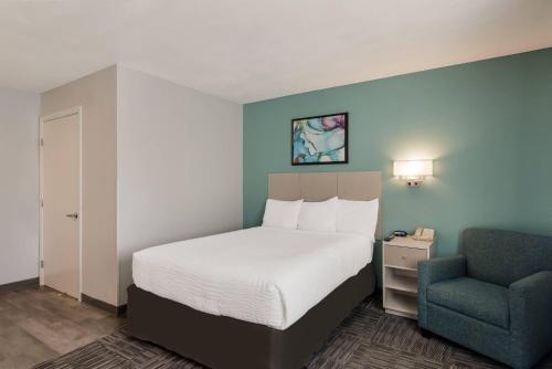 Ένα ή περισσότερα κρεβάτια σε δωμάτιο στο MainStay Suites Raleigh - Cary