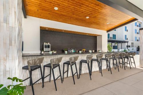 Ресторан / где поесть в Cambria Hotel Waco University Riverfront
