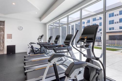 Фитнес-центр и/или тренажеры в Cambria Hotel Waco University Riverfront
