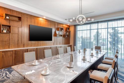 Телевизор и/или развлекательный центр в Cambria Hotel Waco University Riverfront