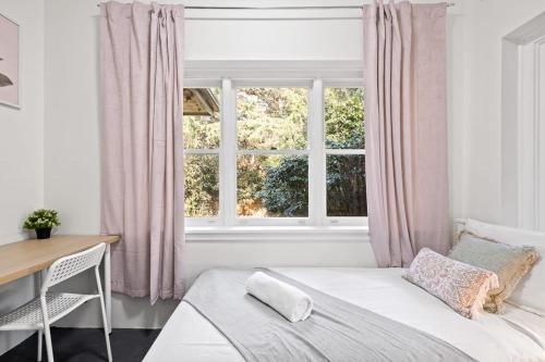 sypialnia z łóżkiem, biurkiem i oknem w obiekcie No Frill Affordable Single Room - Seconds to Transport & Shops - Shared Bathroom w mieście Killara