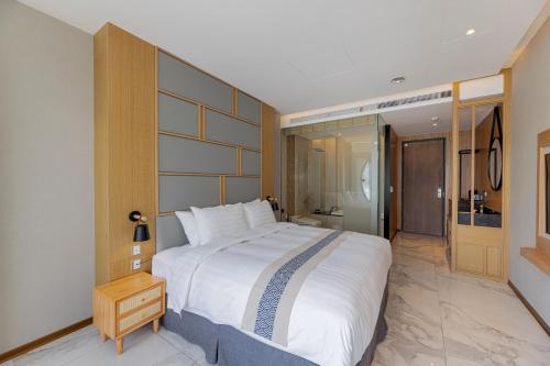 a large bedroom with a large bed and a bathroom at Sun Moon Lake Apollo Resort Hotel in Yuchi