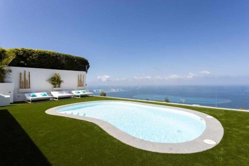 a swimming pool in the yard of a villa at Vivienda vacacional de lujo en el sauzal in Sauzal