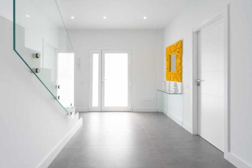 an empty hallway with white walls and a yellow painting at Vivienda vacacional de lujo en el sauzal in Sauzal