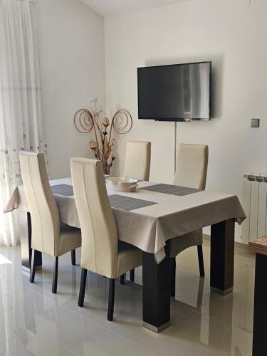 Μια τηλεόραση ή/και κέντρο ψυχαγωγίας στο Apartments Sole