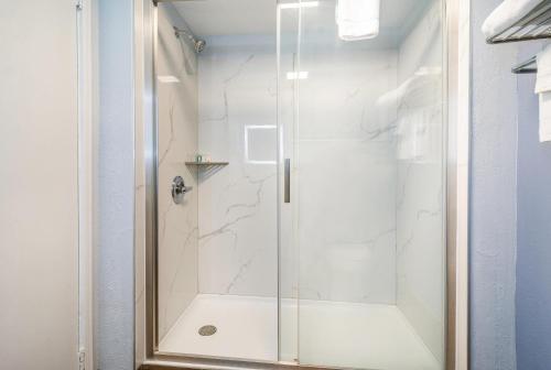 una ducha con puerta de cristal en un baño en Quality Inn - On The Lake Clarksville-Boydton, en Clarksville