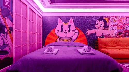 a bedroom with a purple bed with a cat on the wall at Japan Vibes, insolite, jeux et balnéo à Strasbourg in Strasbourg