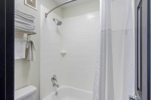 Un baño de Suburban Studios Verona - Staunton North