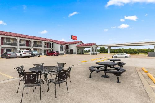 a group of tables and chairs in front of a hotel at Econo Lodge in Belton