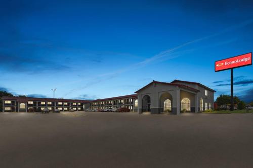 an empty parking lot in front of a hospital at Econo Lodge in Belton