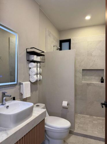 Ένα μπάνιο στο Rooms Sector M