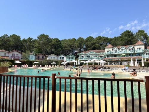 una piscina con gente en el agua en La Perle des Pins, en Lacanau