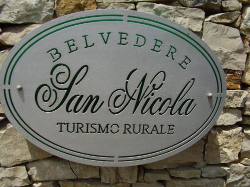 Et logo, certifikat, skilt eller en pris der bliver vist frem på Belvedere San Nicola