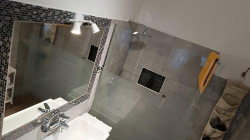 een badkamer met wastafel en douche met spiegel bij La Graziosa in Villa wifi parcheggio gratuito self check-in zona Lerici Guercio in Lerici