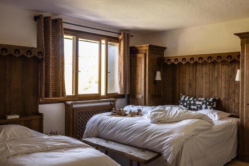 a bedroom with two beds and a window at Chalet D'albiez in Albiez-Montrond