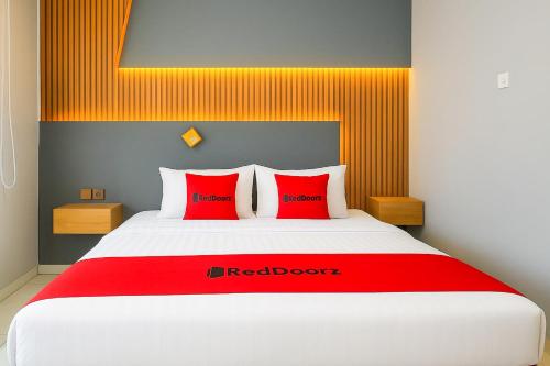 Postel nebo postele na pokoji v ubytování RedDoorz at K1 Hotel near Cipanas Cianjur