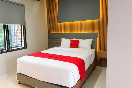 Postel nebo postele na pokoji v ubytování RedDoorz at K1 Hotel near Cipanas Cianjur