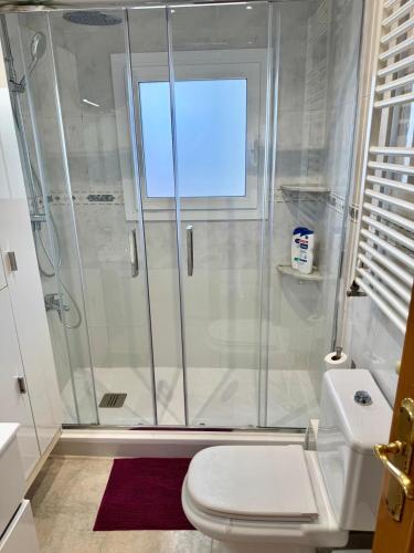 Un baño de Apartment in front of the beach