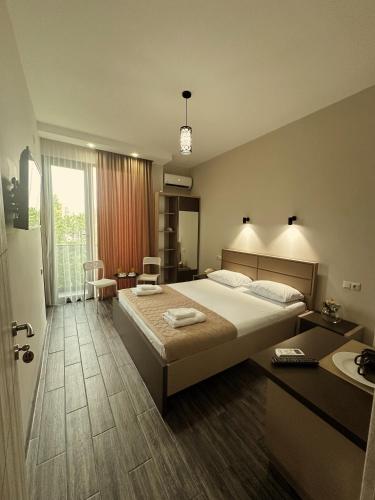 コブレチにあるHotel VSの大きなベッドとバスルームのある寝室