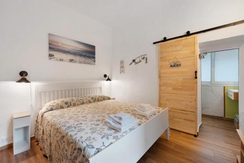 Un dormitorio con una cama y una puerta de madera. en Casa Nonno Enzo, en Génova