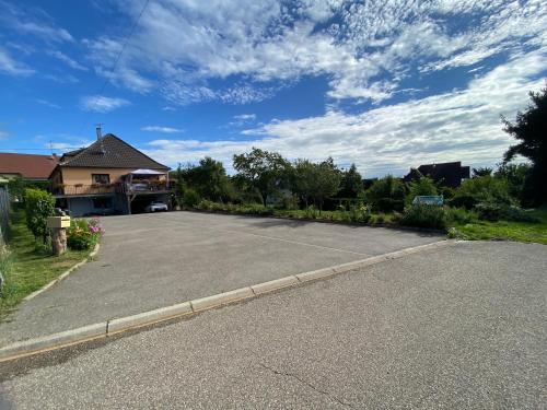 an empty parking lot in front of a house at le chemin du meunier in Riquewihr