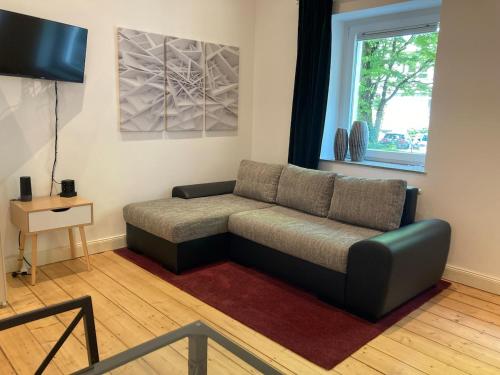 a living room with a couch and a television at Top-Apartment in perfekter Lage in Essen