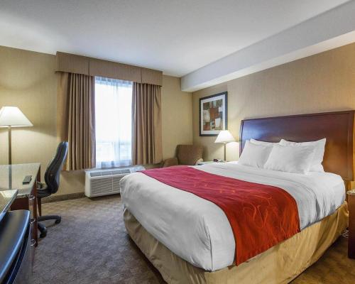 Postel nebo postele na pokoji v ubytování Comfort Inn & Suites