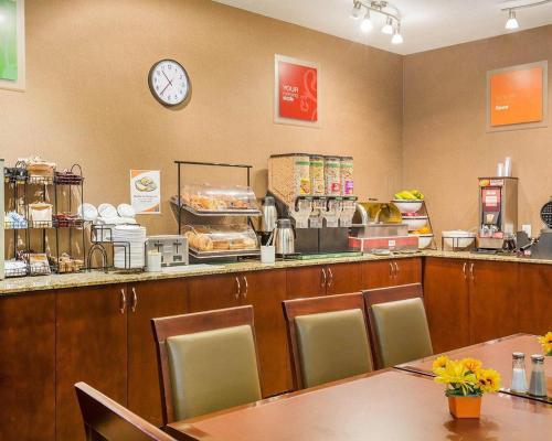 Příslušenství pro přípravu čaje a kávy v ubytování Comfort Inn & Suites