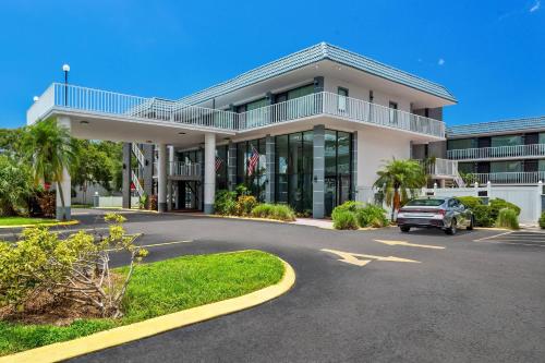 a car parked in a parking lot in front of a building at Quality Inn & Suites at Tropicana Field in St. Petersburg