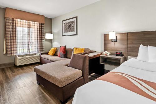 Katil atau katil-katil dalam bilik di Quality Inn & Suites near Robins Air Force Base