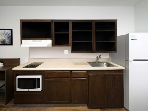 Dapur atau dapur kecil di WoodSpring Suites Charlotte Airport