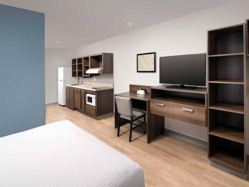 Televisyen dan/atau pusat hiburan di WoodSpring Suites Charlotte Airport
