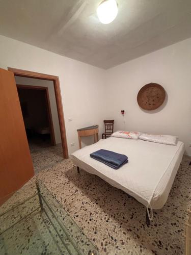 a bedroom with a bed with a blue towel on it at Aloha Sicily in Granelli
