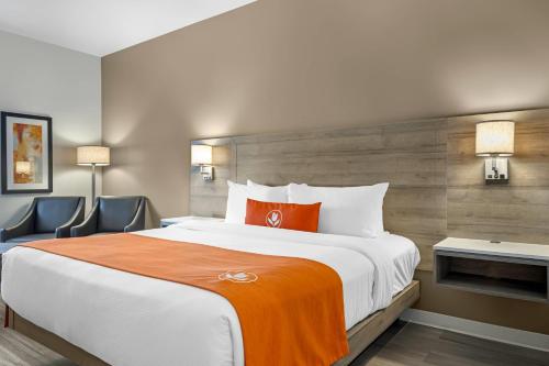 Кровать или кровати в номере Amsterdam Inn & Suites, Ascend Hotel Collection