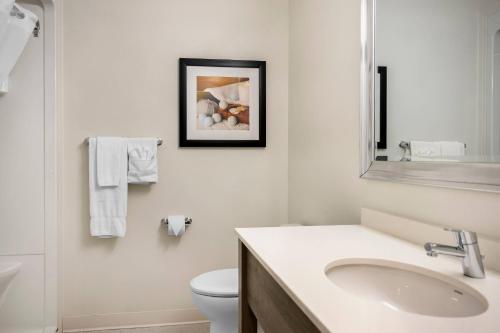 Ванная комната в Amsterdam Inn & Suites, Ascend Hotel Collection