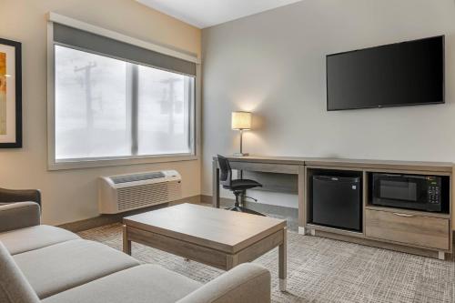 Гостиная зона в Amsterdam Inn & Suites, Ascend Hotel Collection